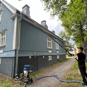 Rännien puhdistaminen ränni-imurilla