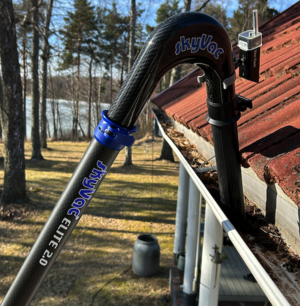 Rännien puhdistaminen ränni-imurilla